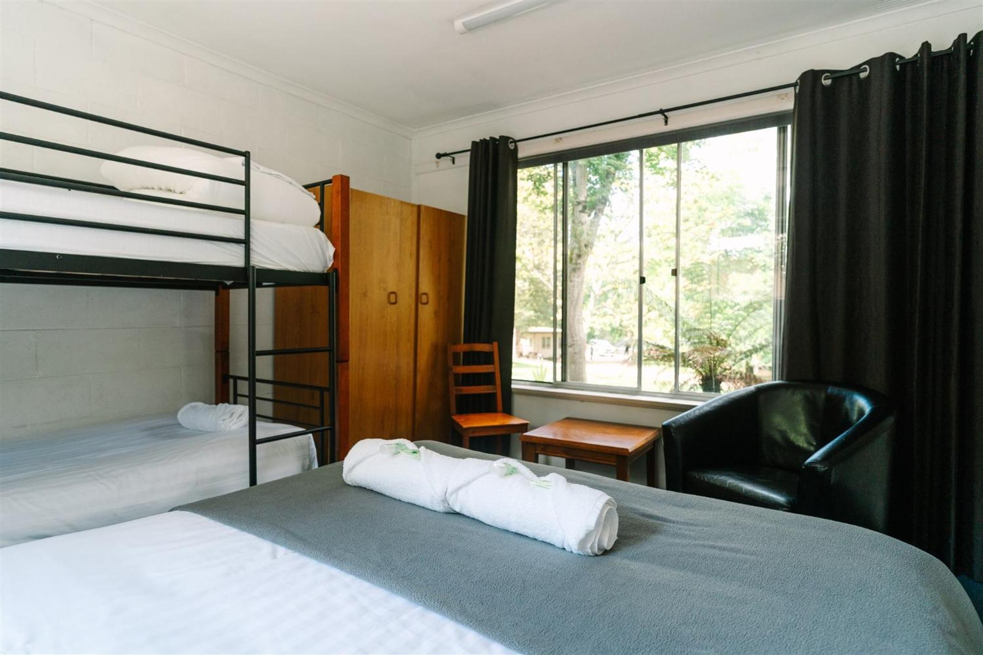 Alpine Riverside Cottages Porepunkah Exterior photo