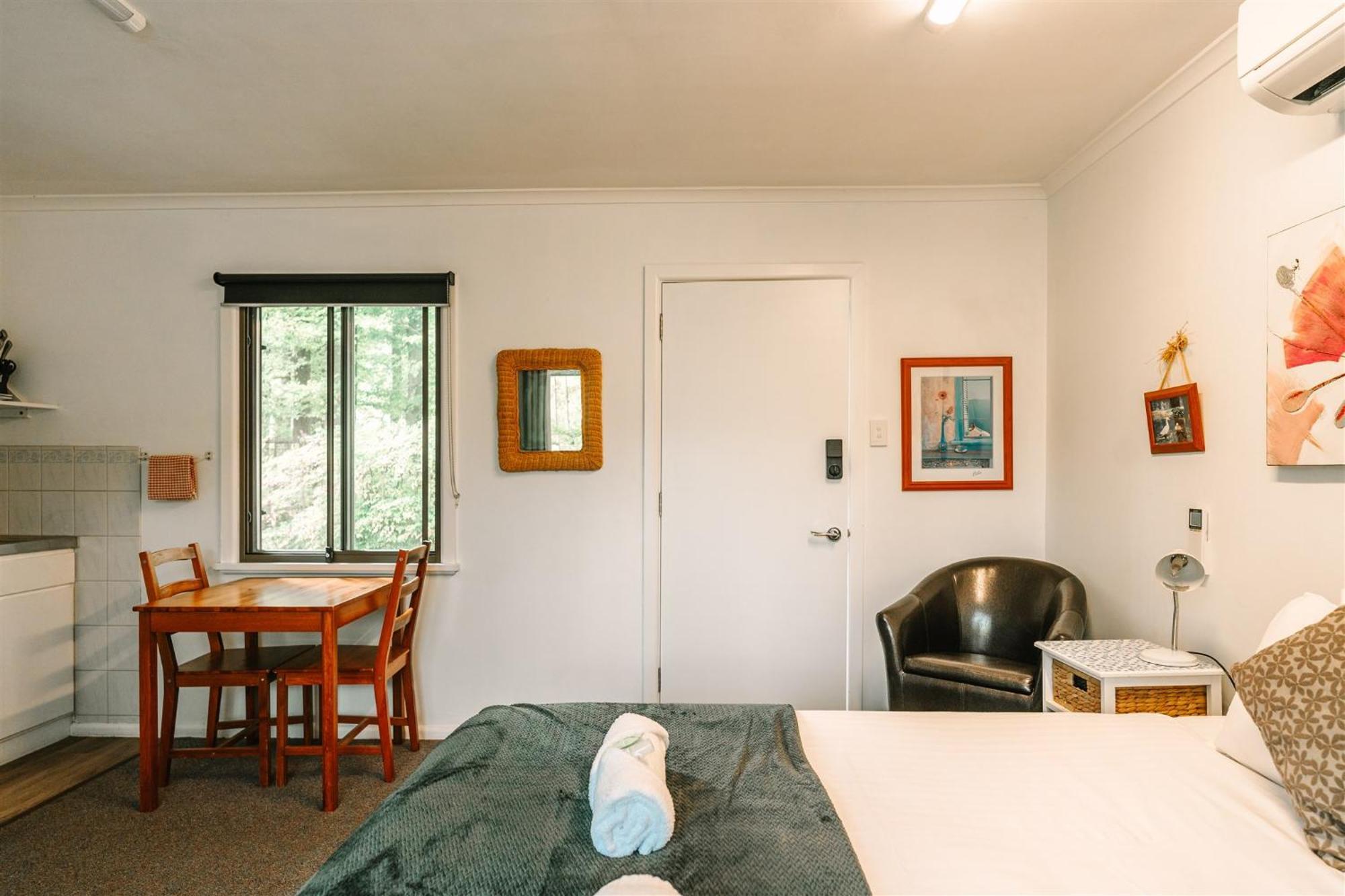 Alpine Riverside Cottages Porepunkah Exterior photo