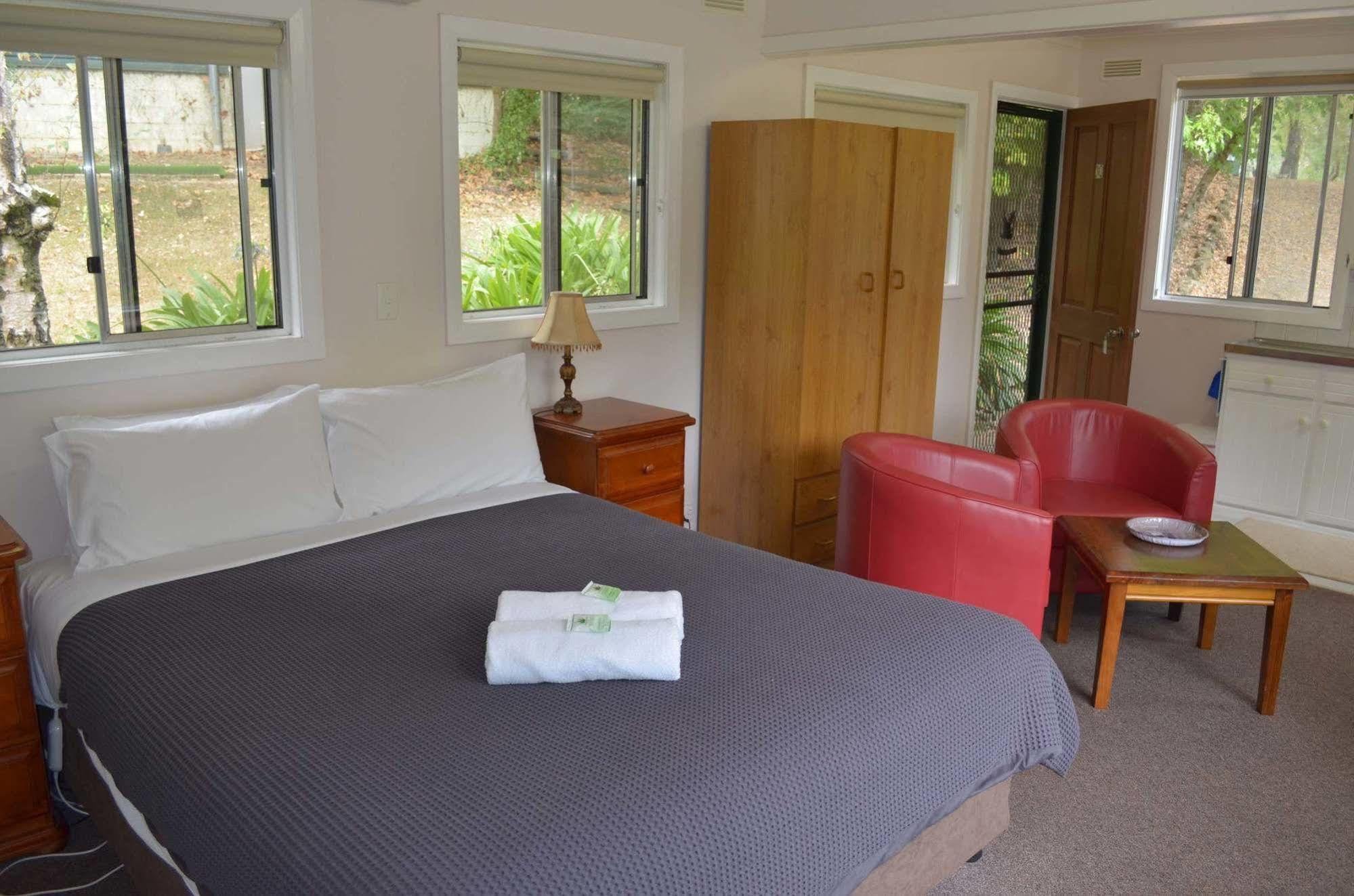 Alpine Riverside Cottages Porepunkah Exterior photo